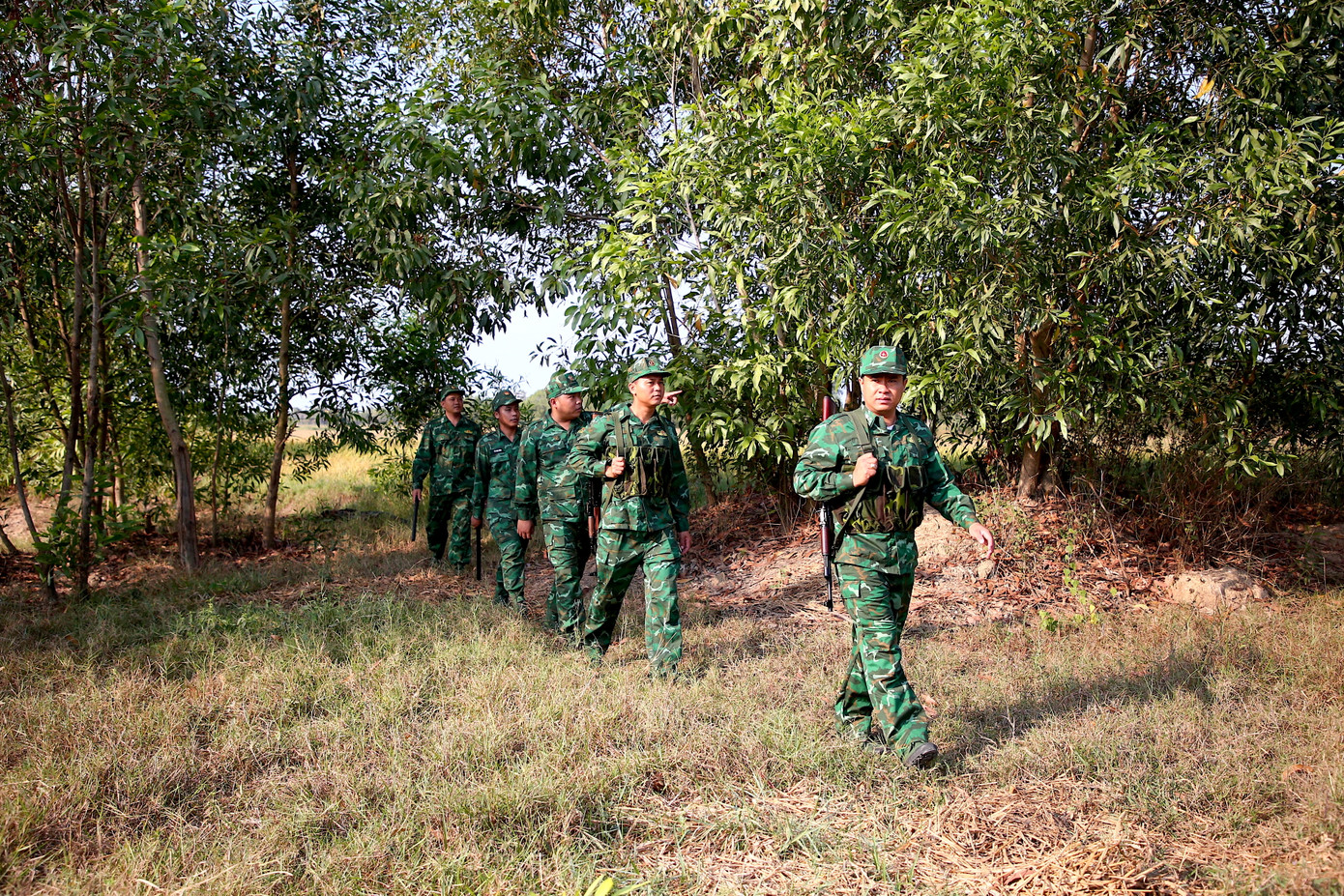 Trao đổi với PV Tiền Phong, Trung tá Danh Kim Huôl – Chính trị viên Đồn biên phòng cửa khẩu huyện Giang Thành (Kiên Giang), cho biết, đơn vị quản lý hơn 12km đường biên giới tiếp giáp nước bạn Campuchia. Mỗi cán bộ, chiến sĩ luôn xác định rõ vai trò, trách nhiệm của người lính biên phòng, thường xuyên nâng cao cảnh giác, tăng cường tuần tra, kiểm soát, bảo vệ an ninh cho nhân dân vui Tết, đón Xuân.