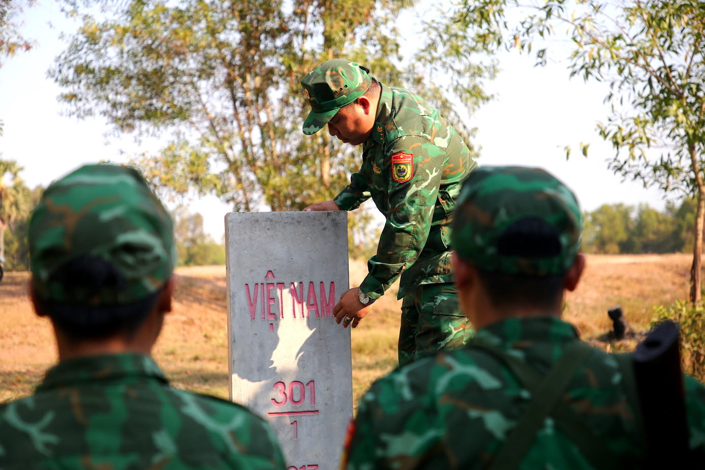 Đồn Biên phòng Giang Thành (Kiên Giang) kiểm tra cột mốc trên tuyến biên giới tiếp giáp Campuchia. Mặc dù còn nhiều khó khăn nhưng chiến sĩ nơi đây, ai nấy đều tự hào khi được khoác lên mình bộ quân phục của người lính canh giữ biên cương của Tổ quốc. Ảnh: Nhật Huy.
