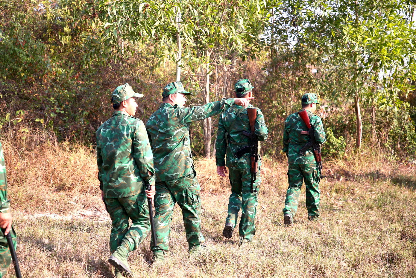 Trung tá Huôl cho biết thêm, thời gian qua, đơn vị đã làm tốt công tác bảo vệ biên giới, cơ bản ổn định. Đơn vị phối hợp với cấp ủy, chính quyền địa phương tuyên truyền, vận động nhân dân tham gia bảo vệ, tự quản đường biên, cột mốc và khu vực vùng biên nơi bà con sinh sống.