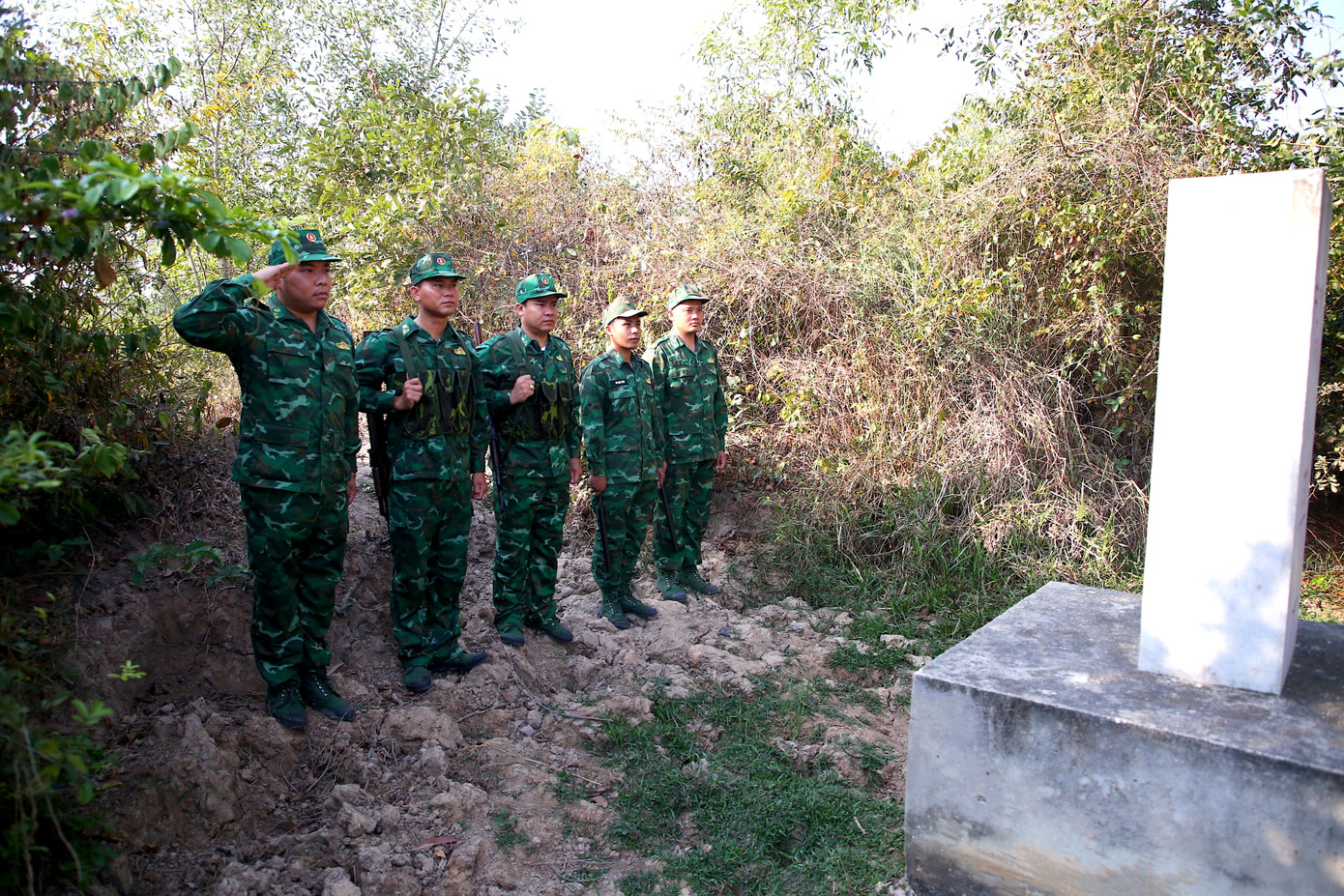 Cán bộ chiến sĩ Đồn Biên phòng cửa khẩu Giang Thành (Kiên Giang) thực hiện nghi thức chào cột mốc trong mỗi chuyến tuần biên.