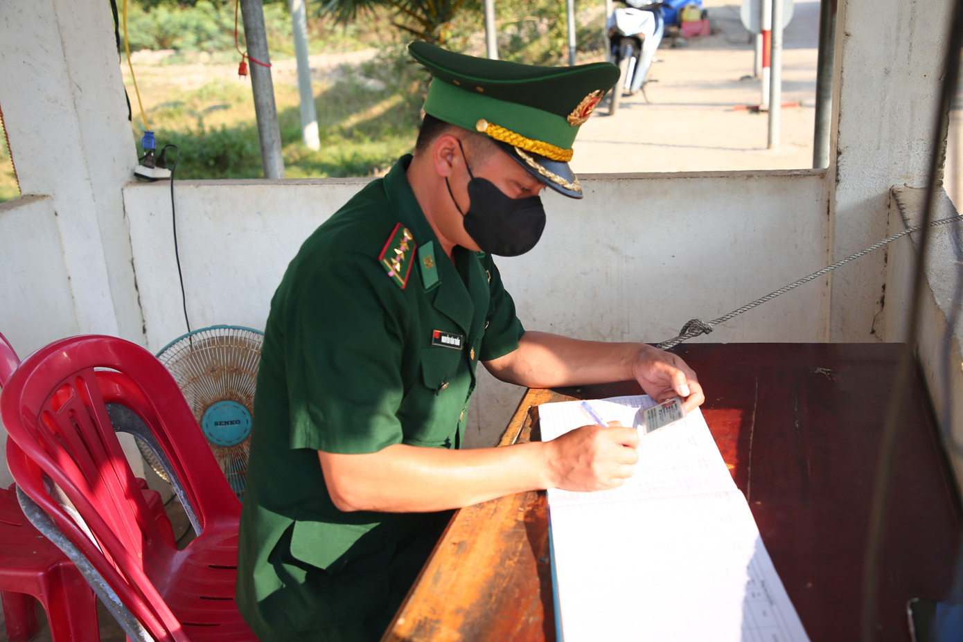 Cán bộ, chiến sĩ Đồn biên phòng Giang Thành chia sẻ: Xa nhà trong dịp Tết, ai cũng có những giây phút nhớ người thân, vì nhiệm vụ bảo vệ biên cương Tổ quốc, họ gói ghém niềm riêng để hoàn thành tốt công việc được giao. Thấu hiểu hoàn cảnh công tác, vợ con cũng thường xuyên gọi điện động viên, chia sẻ. Bên cạnh đó, tình cảm, sự quan tâm của bà con và tình đồng chí, đồng đội cũng giúp anh em vơi đi nỗi nhớ nhà.