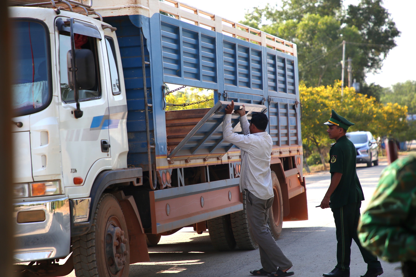 Trạm thực hiện nghiêm, chặt chẽ công tác kiểm tra, kiểm soát người và phương tiện qua lại cửa khẩu, phối hợp với Hải quan kiểm tra hàng hóa qua cửa khẩu Giang Thành.