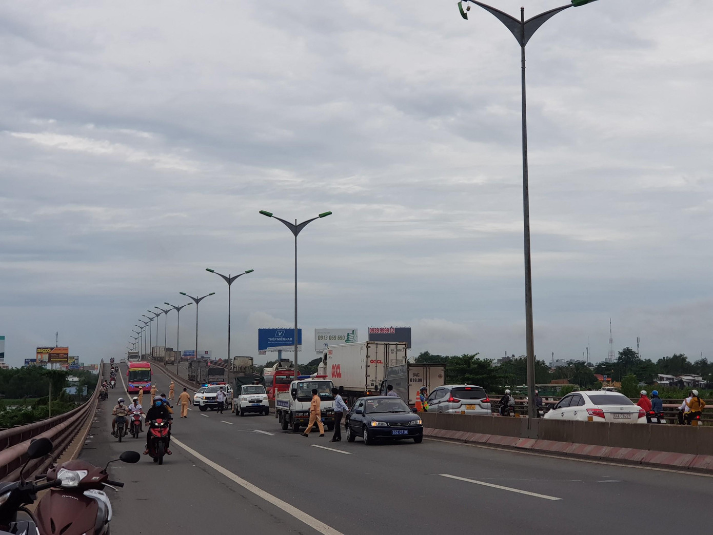 Lực lượng CSGT có mặt tại hiện trường điều tiết giao thông.