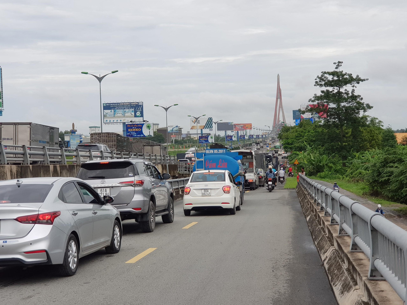 Vụ tai nạn khiến giao thông hướng Vĩnh Long - Cần Thơ gần như bị tê liệt.