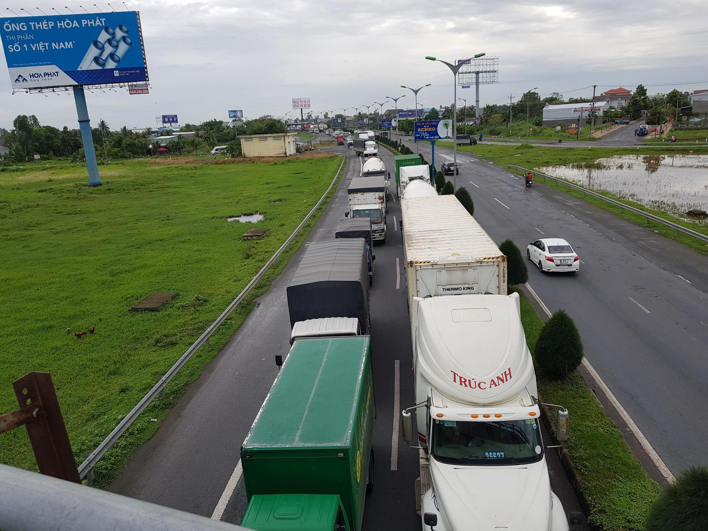 Kẹt xe kéo dài hàng cây số trên quốc lộ 1 (đoạn thuộc thị xã Bình Minh, tỉnh Vĩnh Long). Ảnh: Nhật Huy.