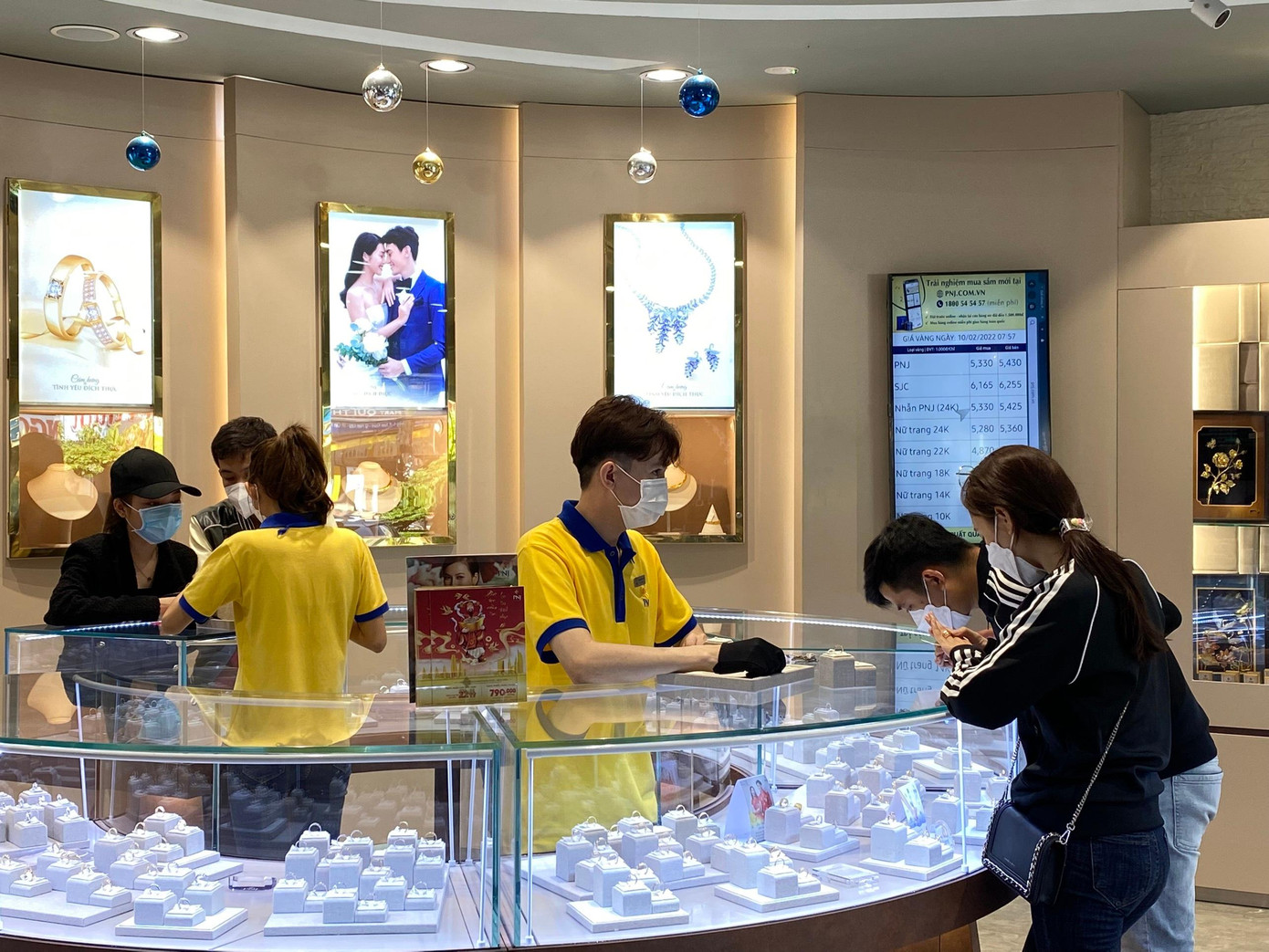 Đa số khách hàng đã đặt mua sản phẩm từ trước, đến ngày vía Thần Tài chỉ ra nhận vàng để tránh tập trung đông người. Đa số khách hàng đã đặt mua sản phẩm từ trước, đến ngày vía Thần Tài chỉ ra nhận vàng để tránh tập trung đông người.