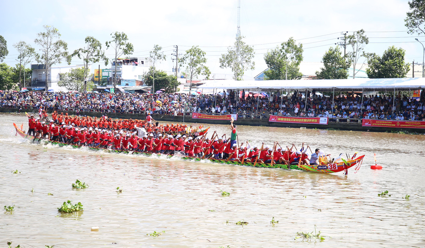 Các đội ghe Ngo đã thi triển kỹ thuật bơi hấp dẫn và kịch tích ngay từ vòng loại trong tiếng hò reo cổ vũ vang dội của người hâm mộ. Các đội ghe Ngo đã thi triển kỹ thuật bơi hấp dẫn và kịch tích ngay từ vòng loại trong tiếng hò reo cổ vũ vang dội của người hâm mộ.