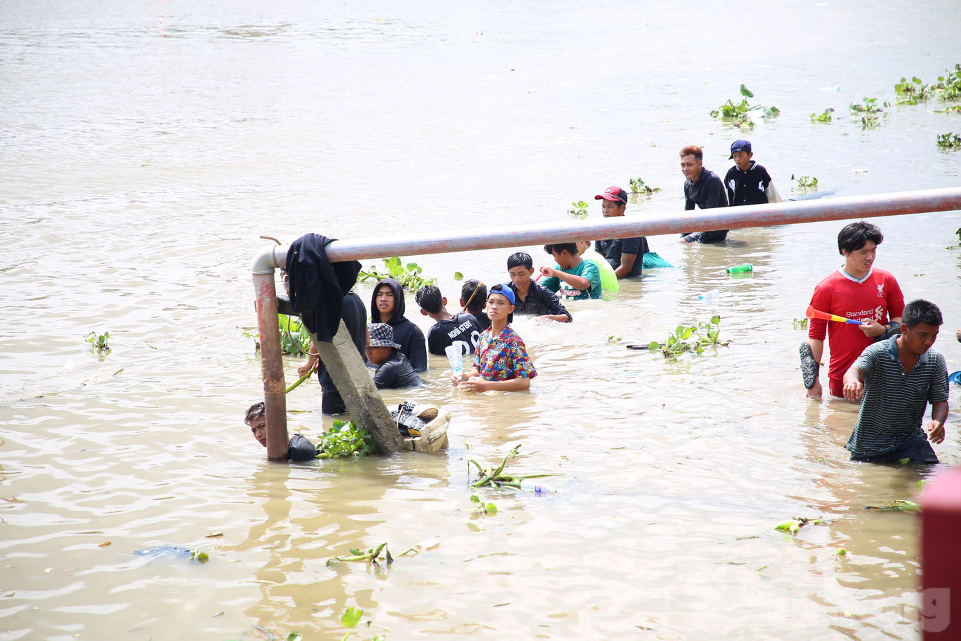 Từ trên bờ đến dưới sông Maspero thu hút đông đảo người dân đến xem và cổ động cho các đội thi đấu. Từ trên bờ đến dưới sông Maspero thu hút đông đảo người dân đến xem và cổ động cho các đội thi đấu.