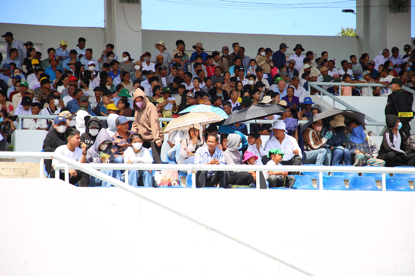 Bất chấp cái nắng trưa gay gắt, dòng người đứng kín cả cây số dọc hai bên bờ sông để cổ vũ cho các đội ghe Ngo đang háo hức bước vào cuộc tranh tài. Bất chấp cái nắng trưa gay gắt, dòng người đứng kín cả cây số dọc hai bên bờ sông để cổ vũ cho các đội ghe Ngo đang háo hức bước vào cuộc tranh tài.