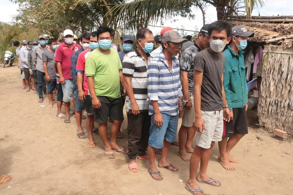 Nhóm người tham gia đá gà ăn tiền bị công an tạm giữ để điều tra. Nhóm người tham gia đá gà ăn tiền bị công an tạm giữ để điều tra.