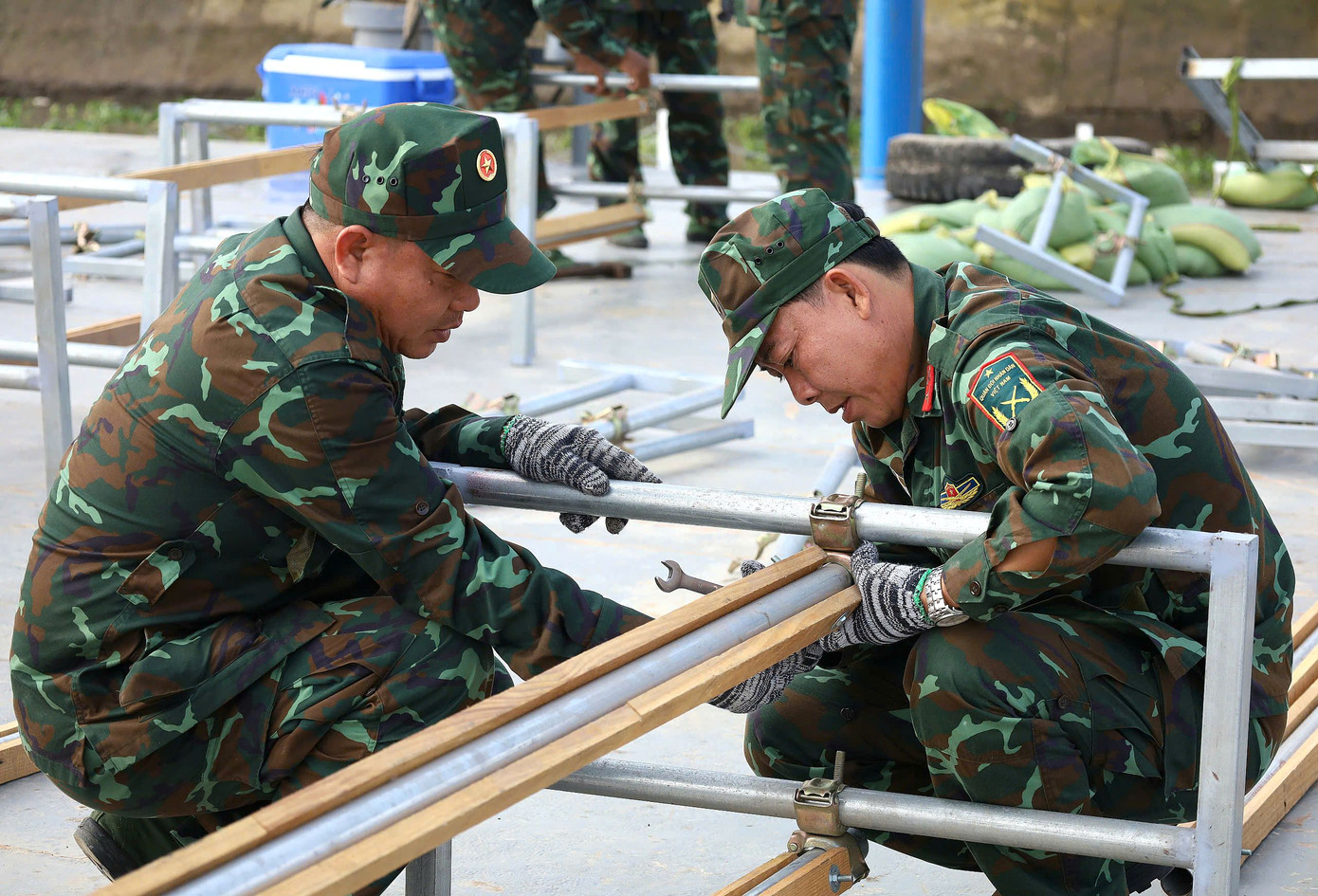 Các công việc tại trận địa pháo hoa được thực hiện một cách tỉ mỉ.