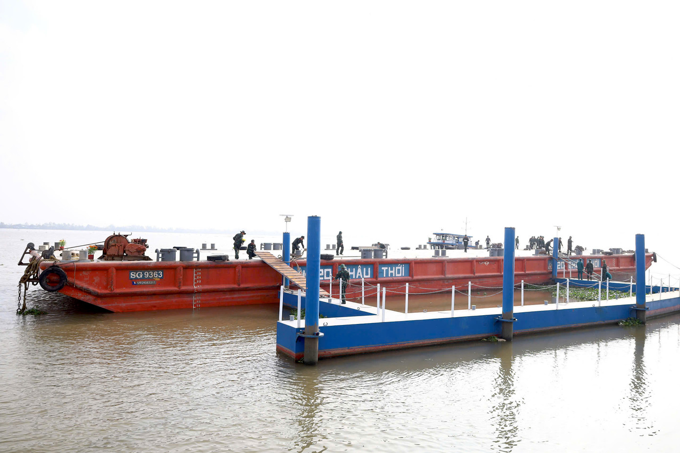 Để chuẩn bị cho sự kiện đặc biệt này, những ngày qua, Bộ Chỉ huy Quân sự TP. Cần Thơ đã triển khai lắp đặt trận địa pháo hoa tầm cao trên sà lan trọng tải 2.000 tấn, dài 60m