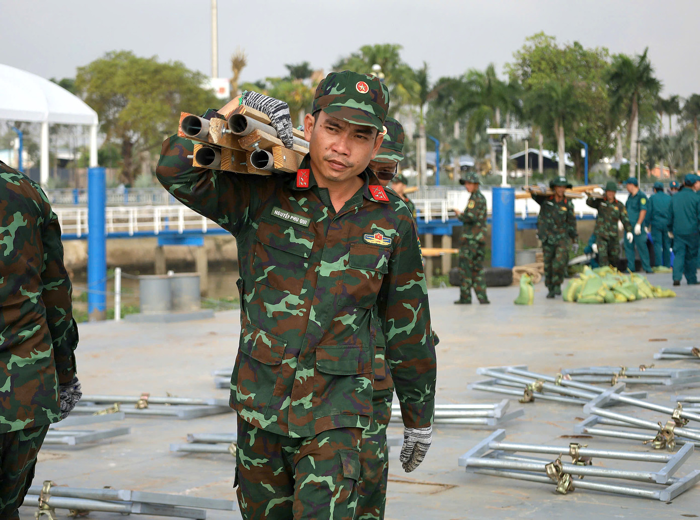Ngoài màn pháo hoa tầm cao, TP. Cần Thơ còn tổ chức bắn pháo hoa tầm thấp tại 3 điểm: công viên Phan Văn Trị (huyện Phong Điền), quảng trường huyện Thới Lai (huyện Thới Lai) và quảng trường UBND huyện Vĩnh Thạnh. Thời gian bắn tại các điểm này là từ 22h đến 22h15 ngày 28/1, nhằm ngày 29 tháng Chạp. Ảnh: TP.