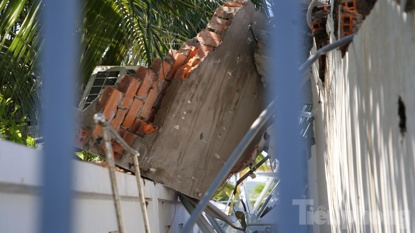 “Chúng tôi chẳng sung sướng gì khi cưỡng chế, bởi đây là bước cuối cùng rồi. Tuy nhiên, để đảm bảo theo quy định của pháp luật, tính thượng tôn của pháp luật chúng tôi phải làm. Phần nào về trách nhiệm của chính quyền địa phương, chúng tôi sẽ khắc phục yếu kém để làm cho tốt hơn. Thực sự mà nói, khi đập một căn nhà trị giá cả tỷ bạc cũng xót lắm, nhưng không thể không làm", ông Hưng nói. Chủ tịch UBND TP. Phú Quốc mong cơ quan báo chí tuyên truyền để người dân nhận thức, thực hiện theo đúng quy định pháp luật, tránh tình trạng vi phạm phải cưỡng chế.