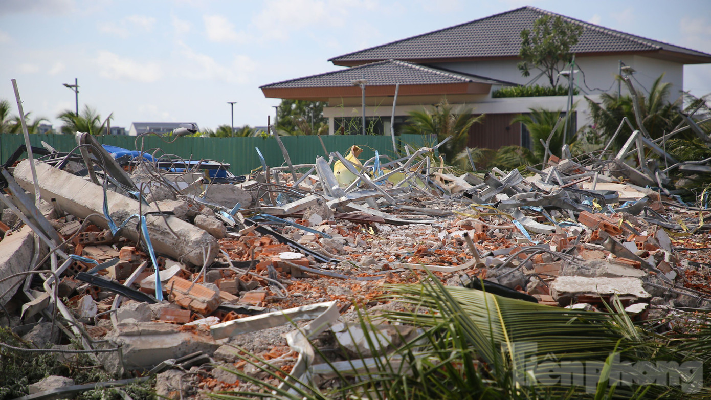 Trước đó, trả lời báo chí liên quan đến vấn đề vì sao chậm xử lý 79 căn biệt thự này, ông Huỳnh Quang Hưng - Chủ tịch UBND TP. Phú Quốc, cho biết, nguyên nhân chậm xử lý là do địa phương không đủ lực lượng để cưỡng chế đồng loạt. Số lượng cá nhân vi phạm nhiều và cư trú ở nhiều địa phương nên việc lập hồ sơ xử lý mất nhiều thời gian.