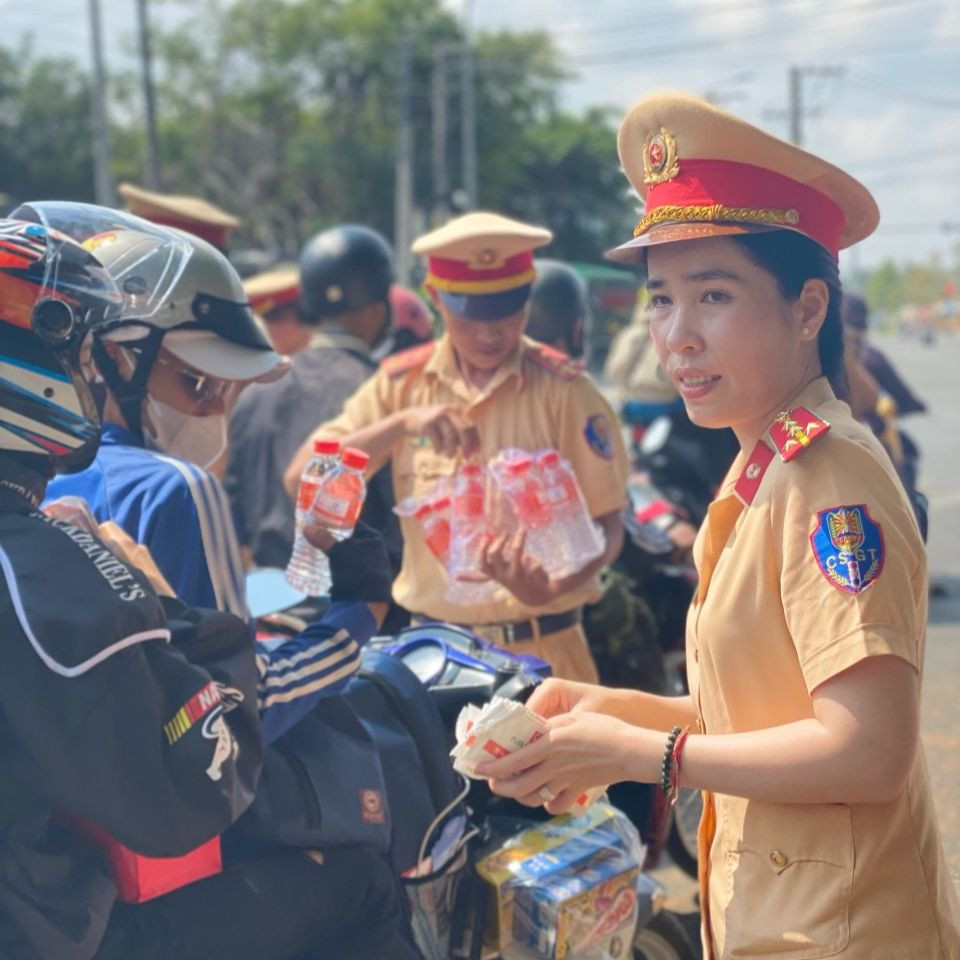 Đồng thời, đơn vị cũng tổ chức tuyên truyền, phổ biến pháp luật về trật tự an toàn giao thông, giúp người dân nâng cao nhận thức, chấp hành nghiêm Luật giao thông để đảm bảo an toàn khi tham gia giao thông.