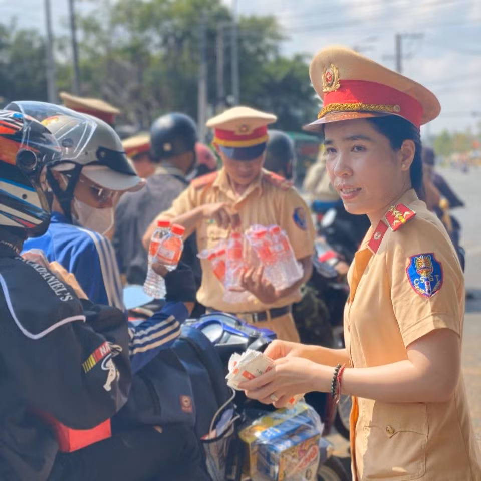 Đồng thời, đơn vị cũng tổ chức tuyên truyền, phổ biến pháp luật về trật tự an toàn giao thông, giúp người dân nâng cao nhận thức, chấp hành nghiêm Luật giao thông để đảm bảo an toàn khi tham gia giao thông.