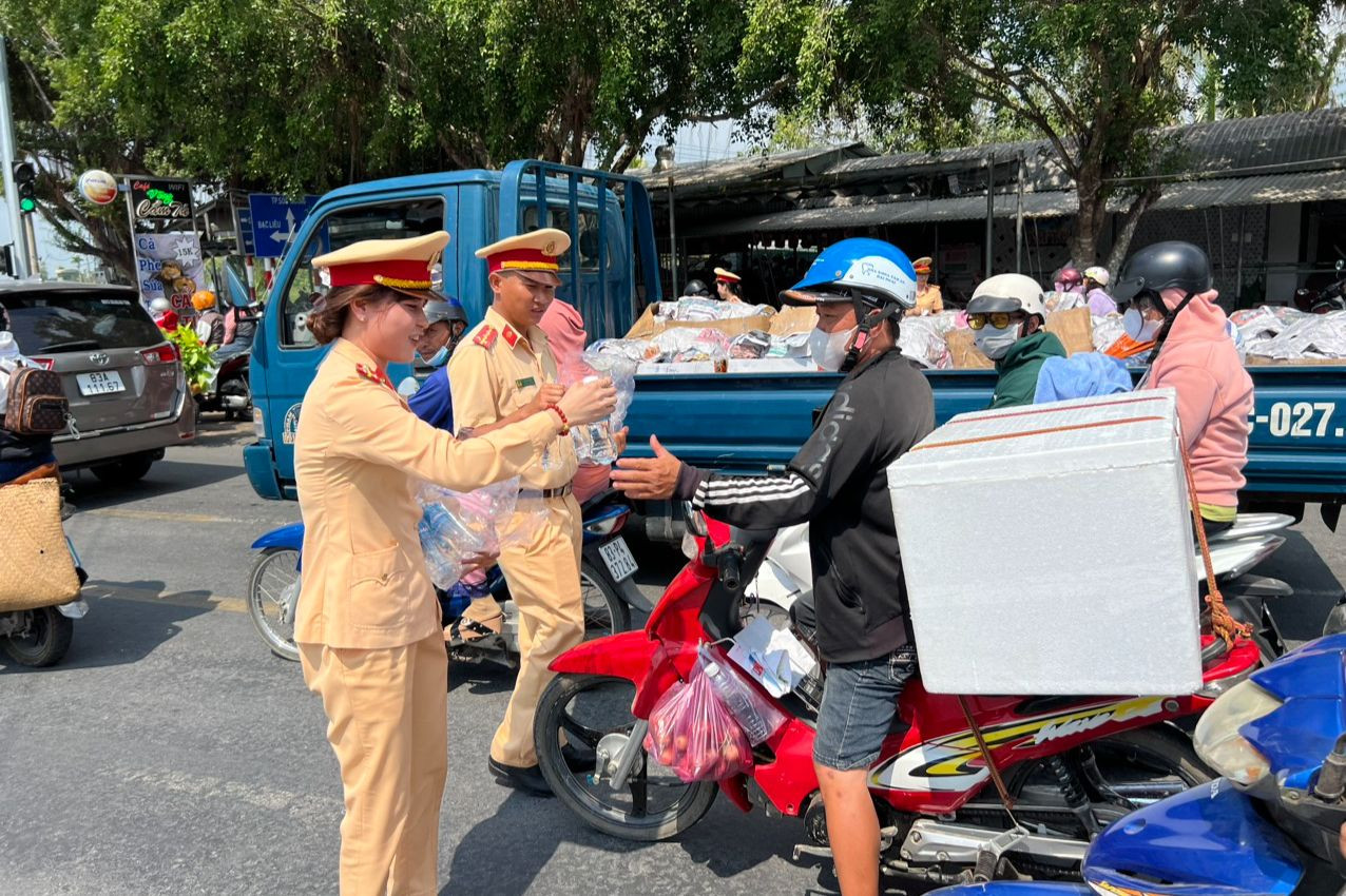 Ngoài ra, Cảnh sát giao thông luôn đảm bảo quân số ứng trực 24/24 trong các ngày Tết, để thực hiện nhiệm vụ đảm bảo trật tự an toàn giao thông, giảm tai nạn, không để xảy ra tình trạng ùn tắc, đảm bảo cho người dân vui xuân, đón Tết trong an toàn, lành mạnh.