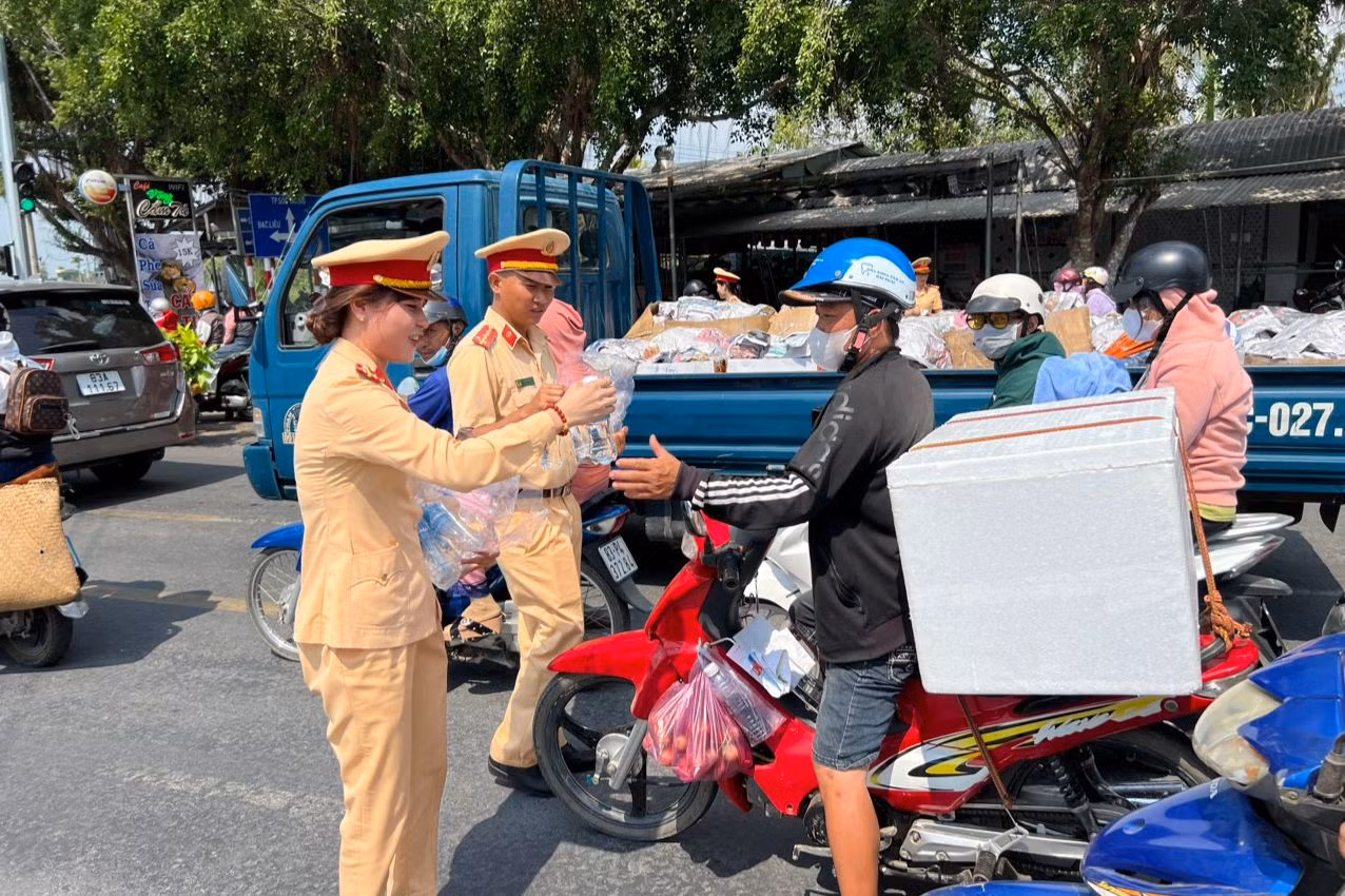 Ngoài ra, Cảnh sát giao thông luôn đảm bảo quân số ứng trực 24/24 trong các ngày Tết, để thực hiện nhiệm vụ đảm bảo trật tự an toàn giao thông, giảm tai nạn, không để xảy ra tình trạng ùn tắc, đảm bảo cho người dân vui xuân, đón Tết trong an toàn, lành mạnh.