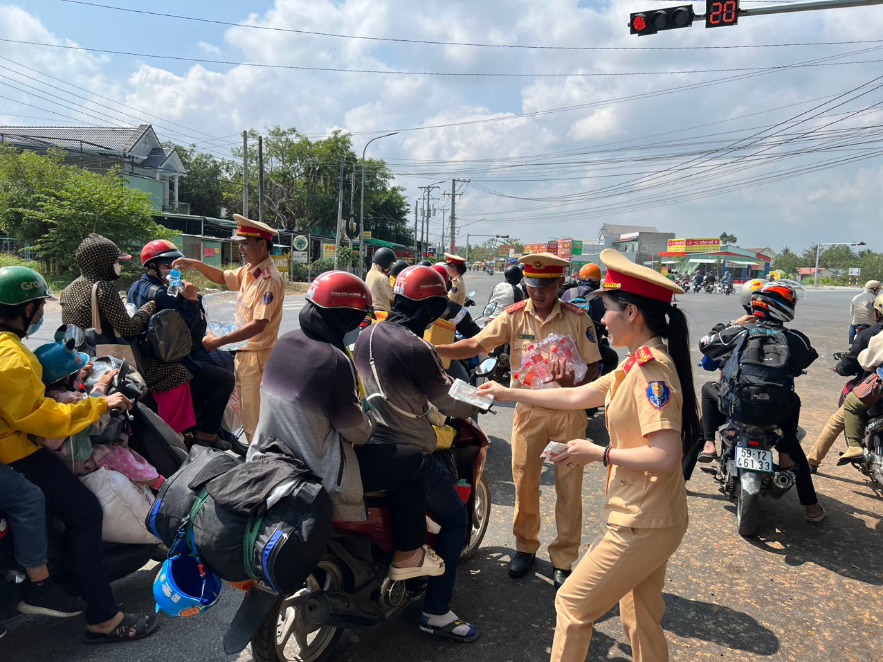 Ngày 6/2, cán bộ chiến sĩ Phòng CSGT Công an tỉnh Sóc Trăng tiếp tục ra quân hỗ trợ người dân về quê ăn Tết.