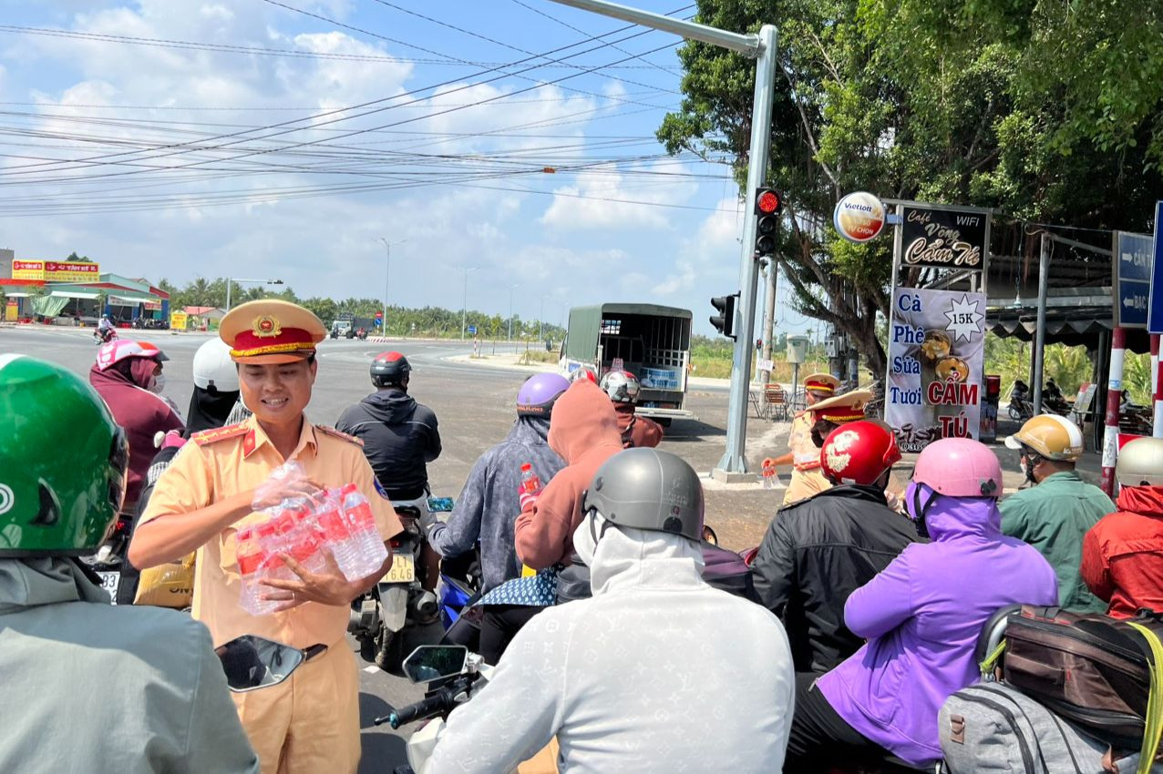 Thượng tá Phạm Quốc Khái, Trưởng Phòng CSGT Công an tỉnh Sóc Trăng cho biết: Đơn vị đã huy động lực lượng, phương tiện tạo điều kiện thuận lợi hỗ trợ, giúp đỡ người điều khiển phương tiện tham gia giao thông.