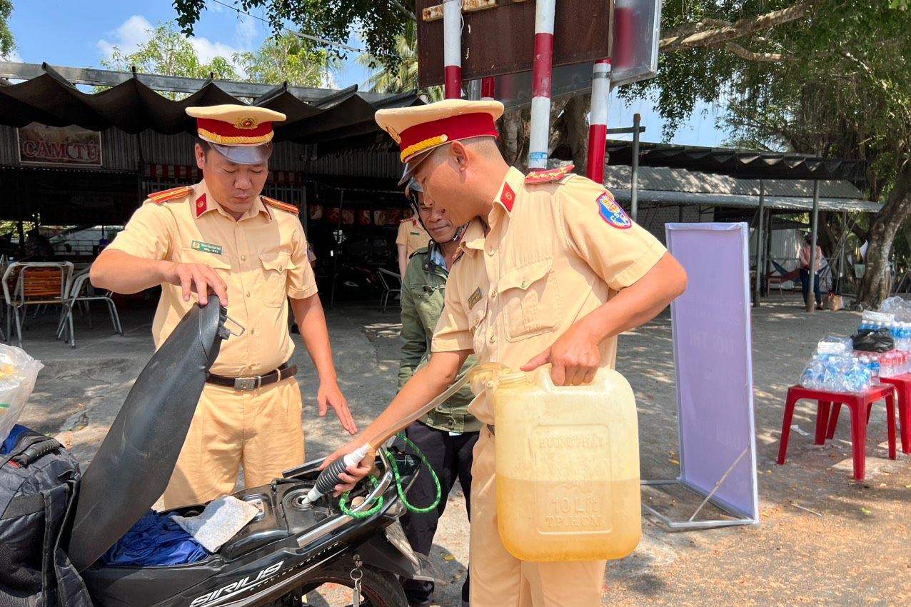 Hỗ trợ xăng miễn phí cho người dân.