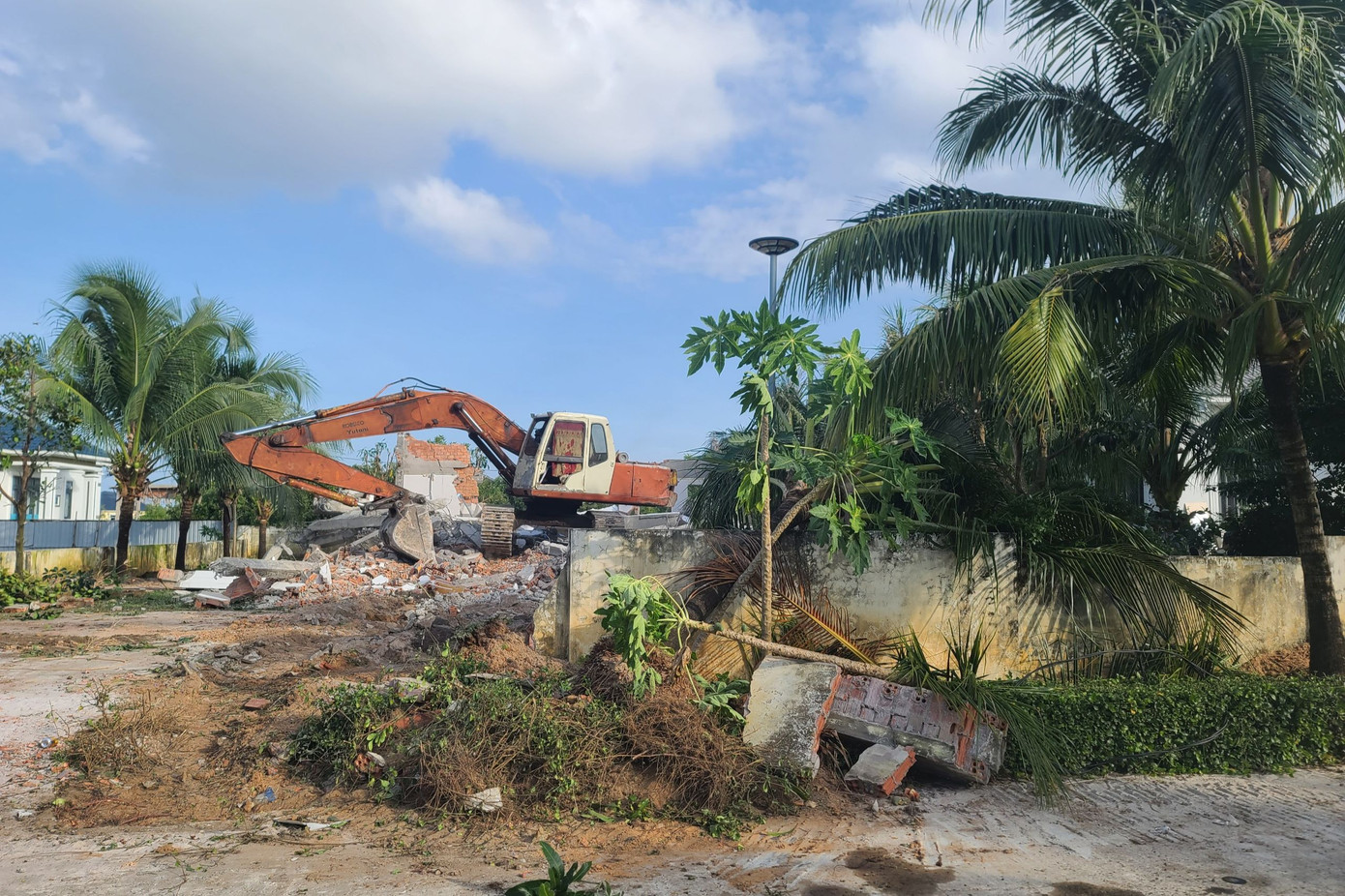 Hai hộ dân tiến hành tháo dỡ công trình vi phạm.