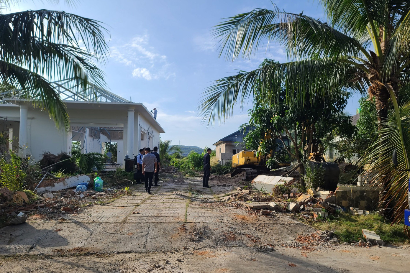 Việc tháo dỡ công trình vi phạm dưới sự giám sát của chính quyền địa phương.