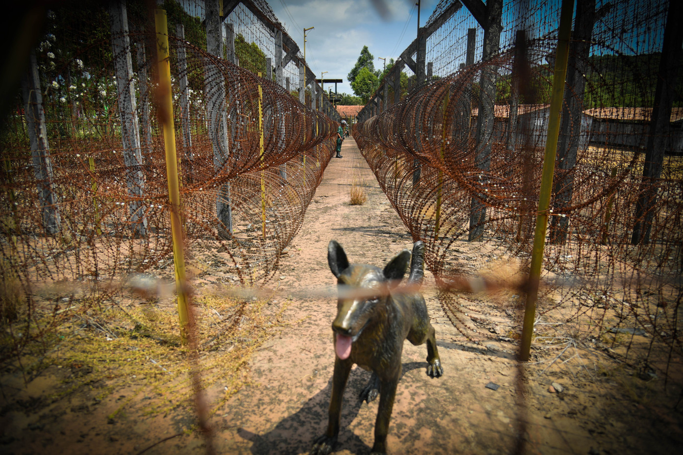 Đến cổng Trại giam tù binh Cộng sản Việt Nam-Phú Quốc ngay từ xa, nhiều người không khỏi rùng mình khi chứng kiến gần chục lớp hàng rào dây thép gai sắc nhọn...