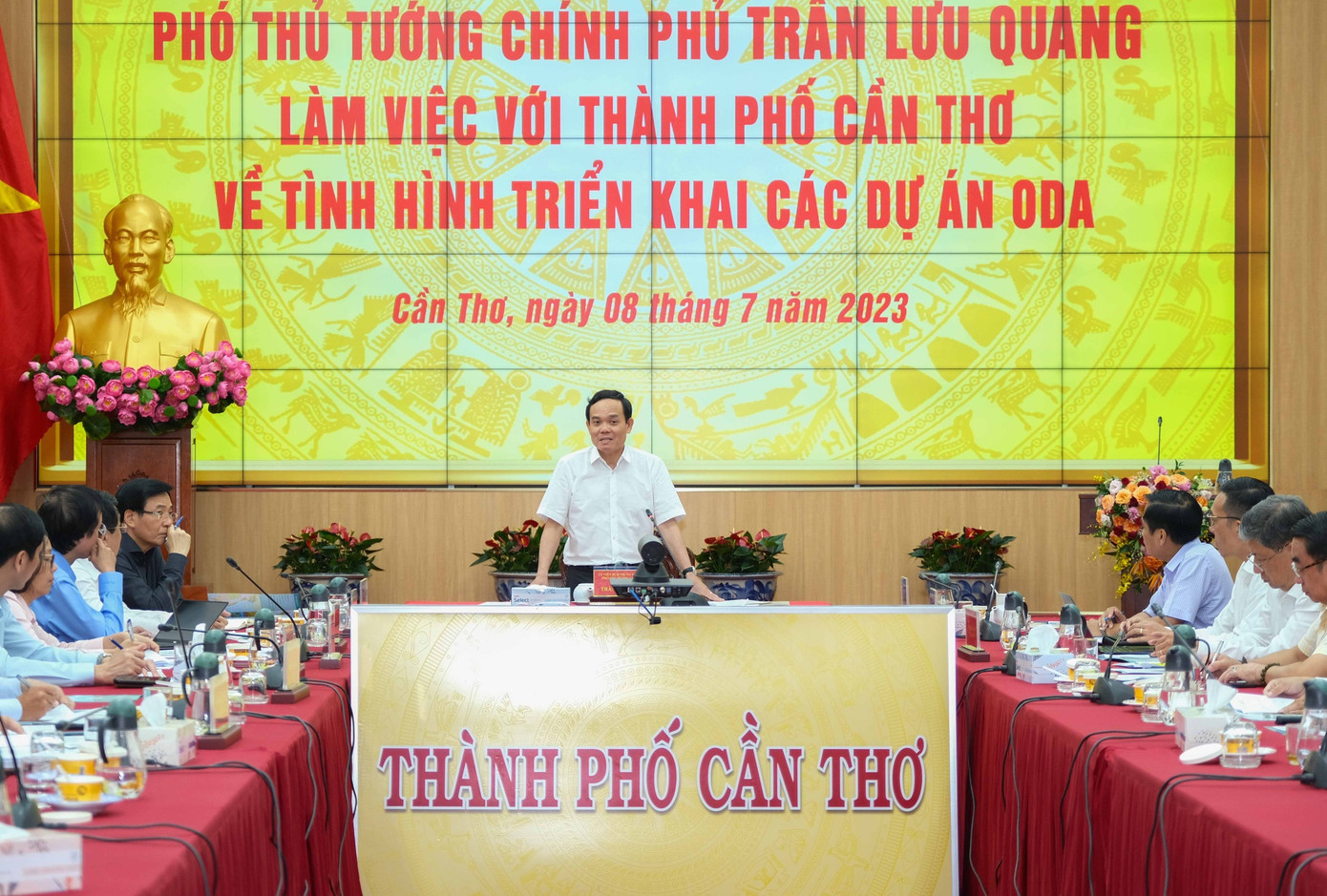 Phó Thủ tướng Trần Lưu Quang phát biểu tại buổi làm việc với UBND TP. Cần Thơ. Phó Thủ tướng Trần Lưu Quang phát biểu tại buổi làm việc với UBND TP. Cần Thơ.