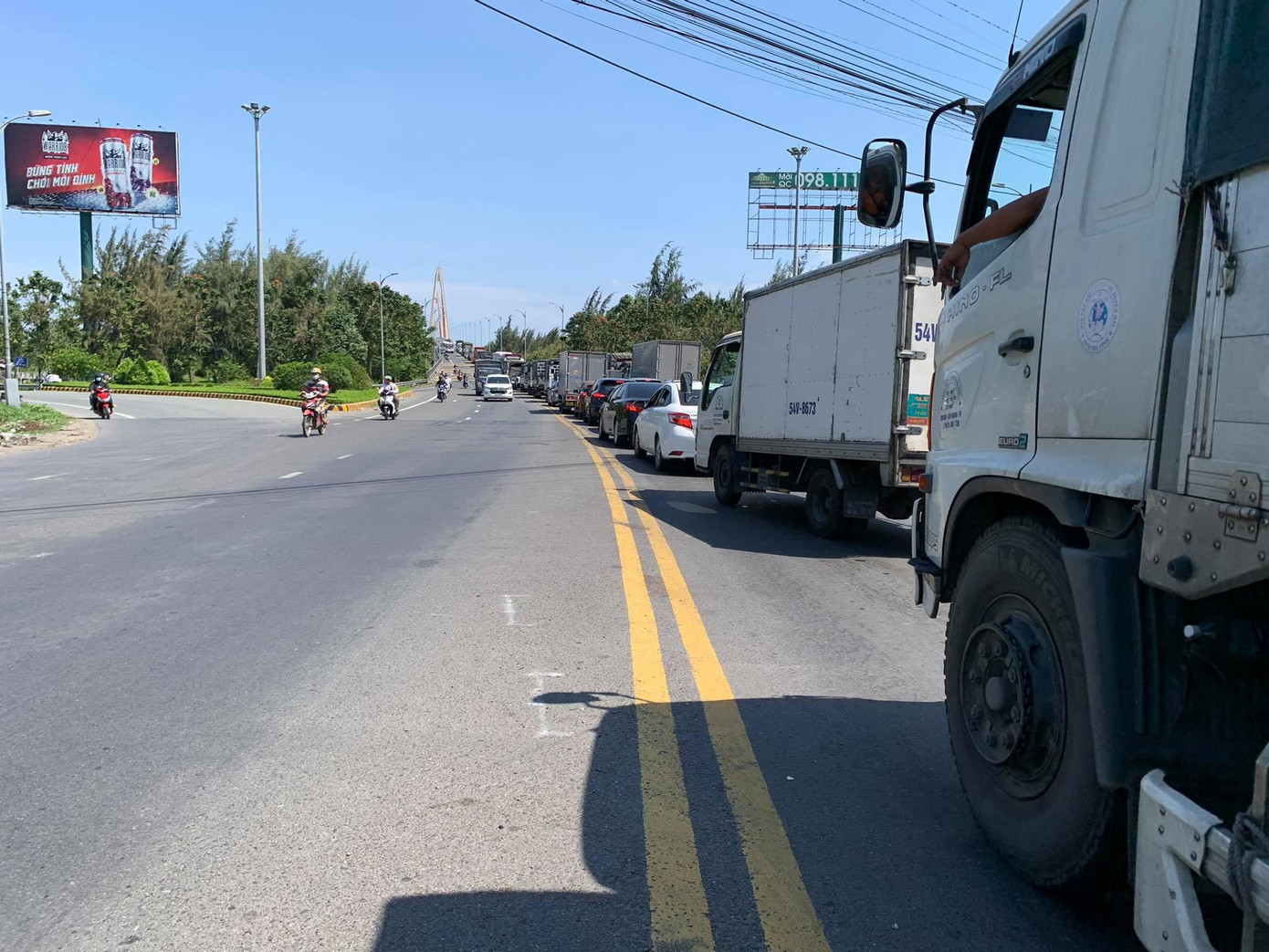 Tuy nhiên, theo dự báo trong đêm nay sẽ còn một lượng lớn phương tiện từ miền Tây lên TP. HCM. Dù tình hình giao thông khá thuận lợi nhưng ngành chức năng tỉnh Tiền Giang vẫn cử lực lượng túc trực ở những điểm "nóng" để đảm bảo giao thông được thông suốt.- Ảnh N.H.