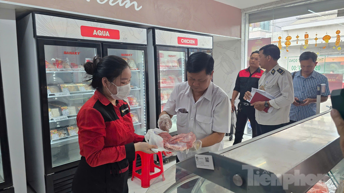 Lãnh đạo Chi cục Chăn nuôi và Thú y tỉnh Sóc Trăng trực tiếp kiểm tra sản phẩm.