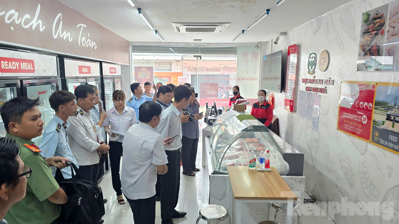 Chiều 30/5, lực lượng chức năng kiểm tra cửa hàng Fresh Shop Mỹ Xuyên của C.P. Việt Nam. Ảnh: Nhật Huy.