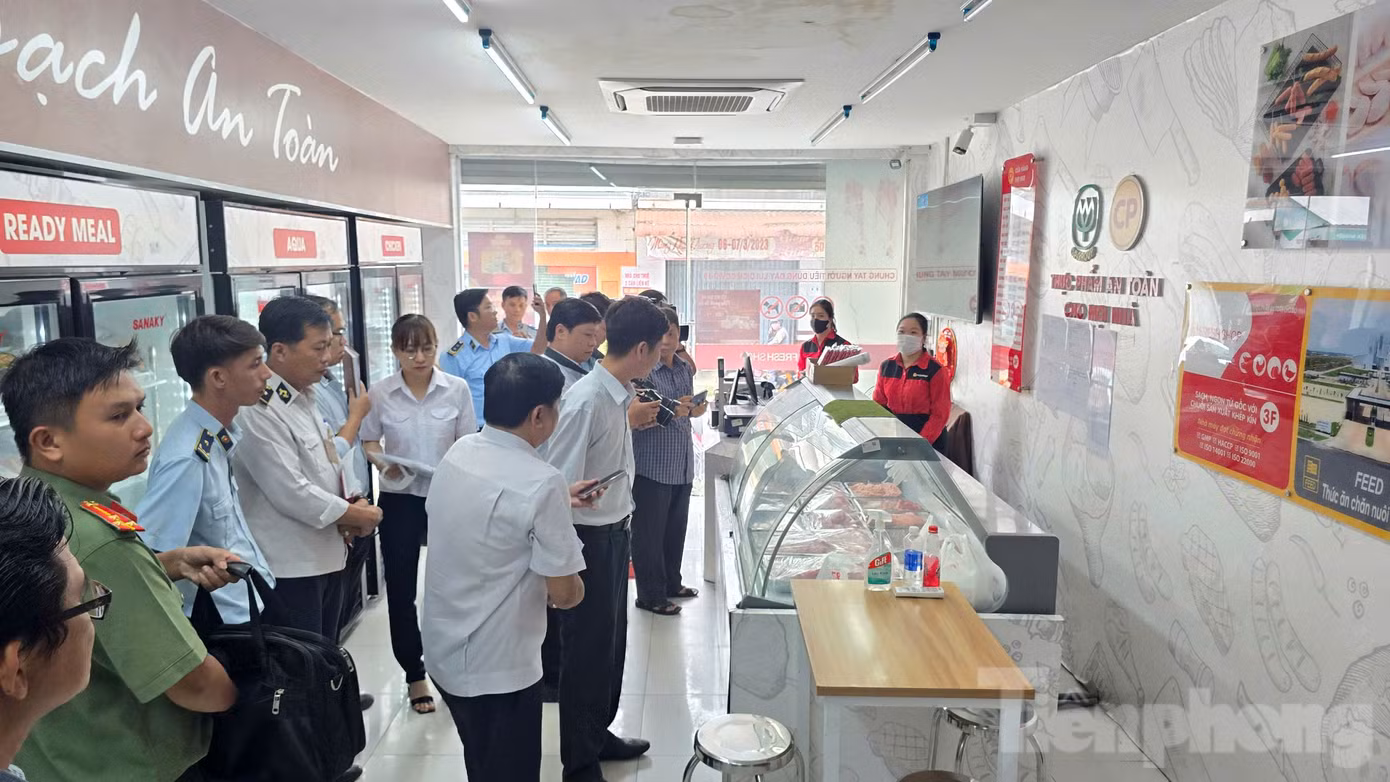 Chiều 30/5, lực lượng chức năng kiểm tra cửa hàng Fresh Shop Mỹ Xuyên của C.P. Việt Nam. Ảnh: Nhật Huy.
