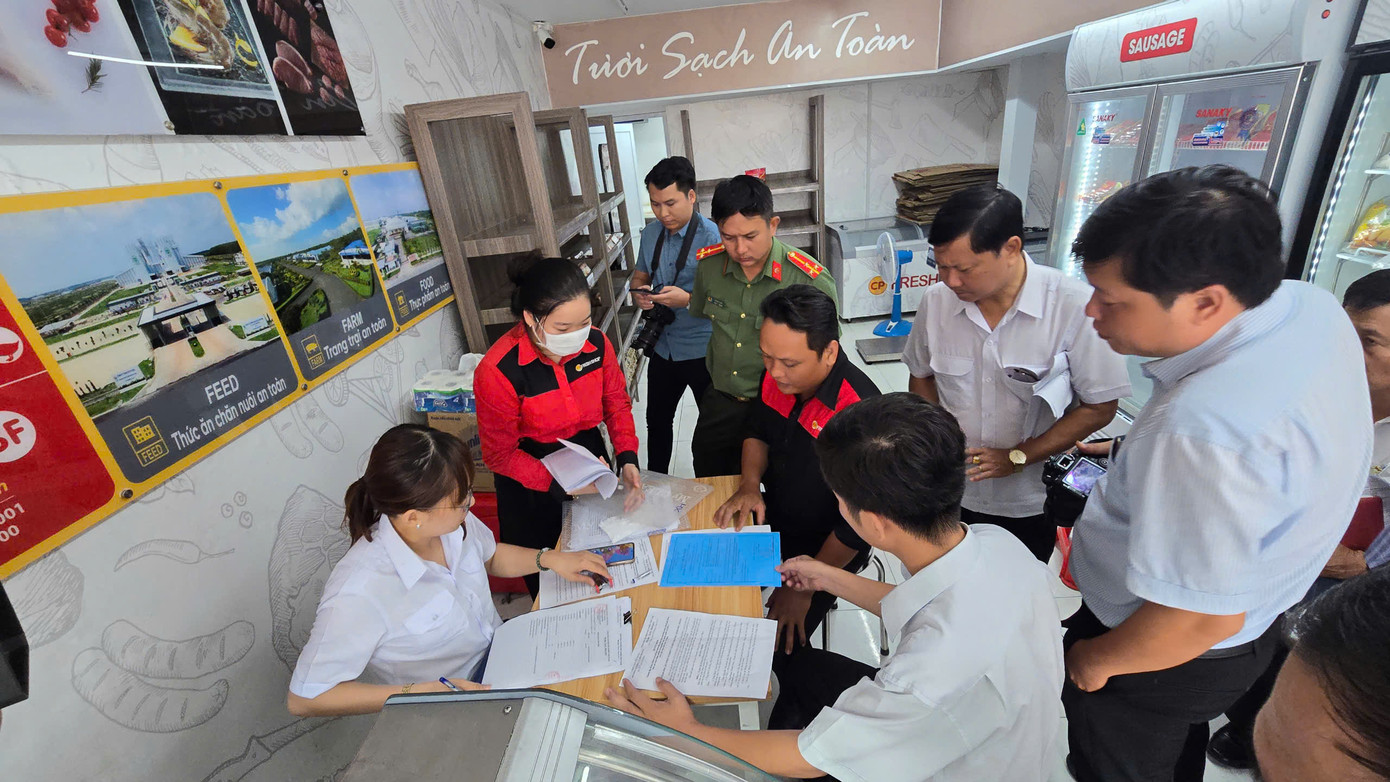 Đoàn kiểm tra liên ngành kiểm tra cửa hàng CP Fresh Shop tại huyện Mỹ Xuyên, tỉnh Sóc Trăng. Ảnh: Nhật Huy.