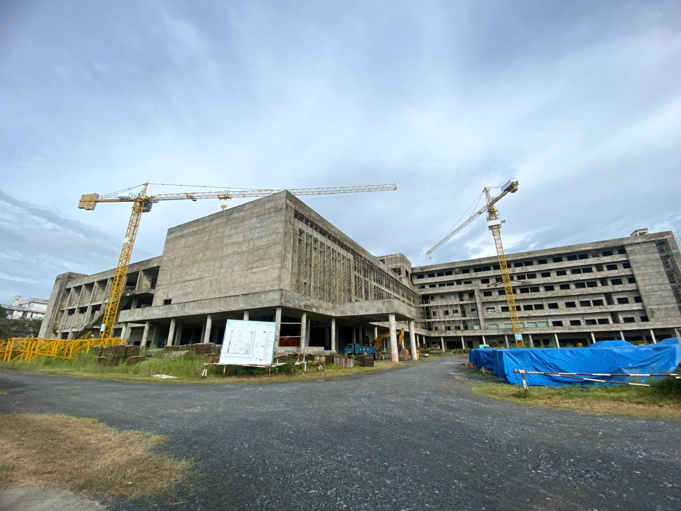 Dự án Bệnh viện Ung bướu Cần Thơ chậm tiến độ. Ảnh: Nhật Huy.