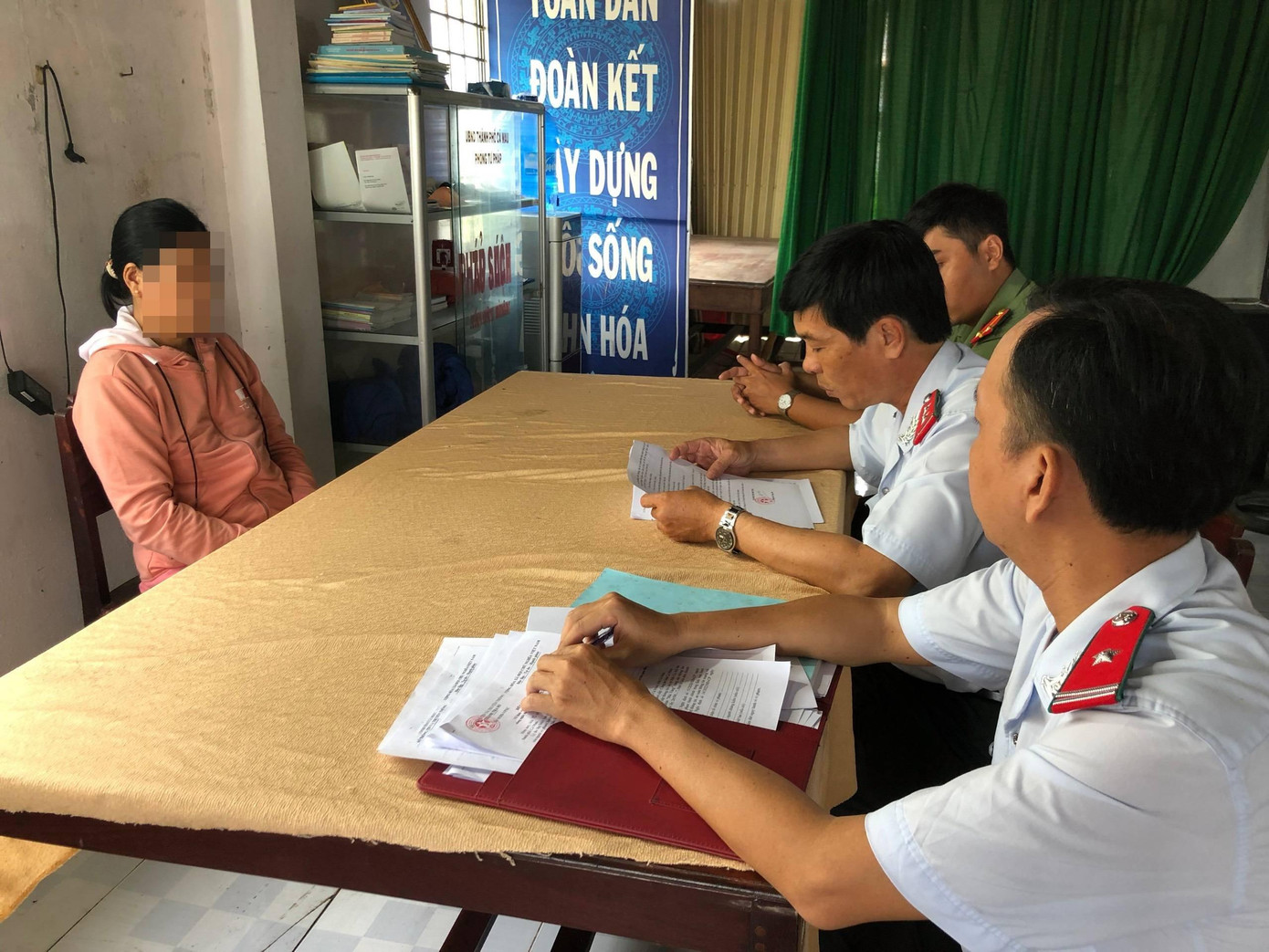 Cơ quan chức năng làm việc với bà T.