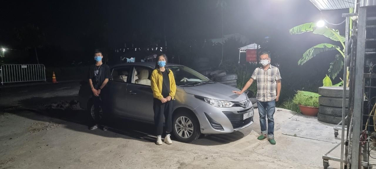 Tài xế Khanh (bìa trái) nhận chở thuê cặp vợ chồng về quê với giá 7 triệu đồng. Tài xế Khanh (bìa trái) nhận chở thuê cặp vợ chồng về quê với giá 7 triệu đồng.