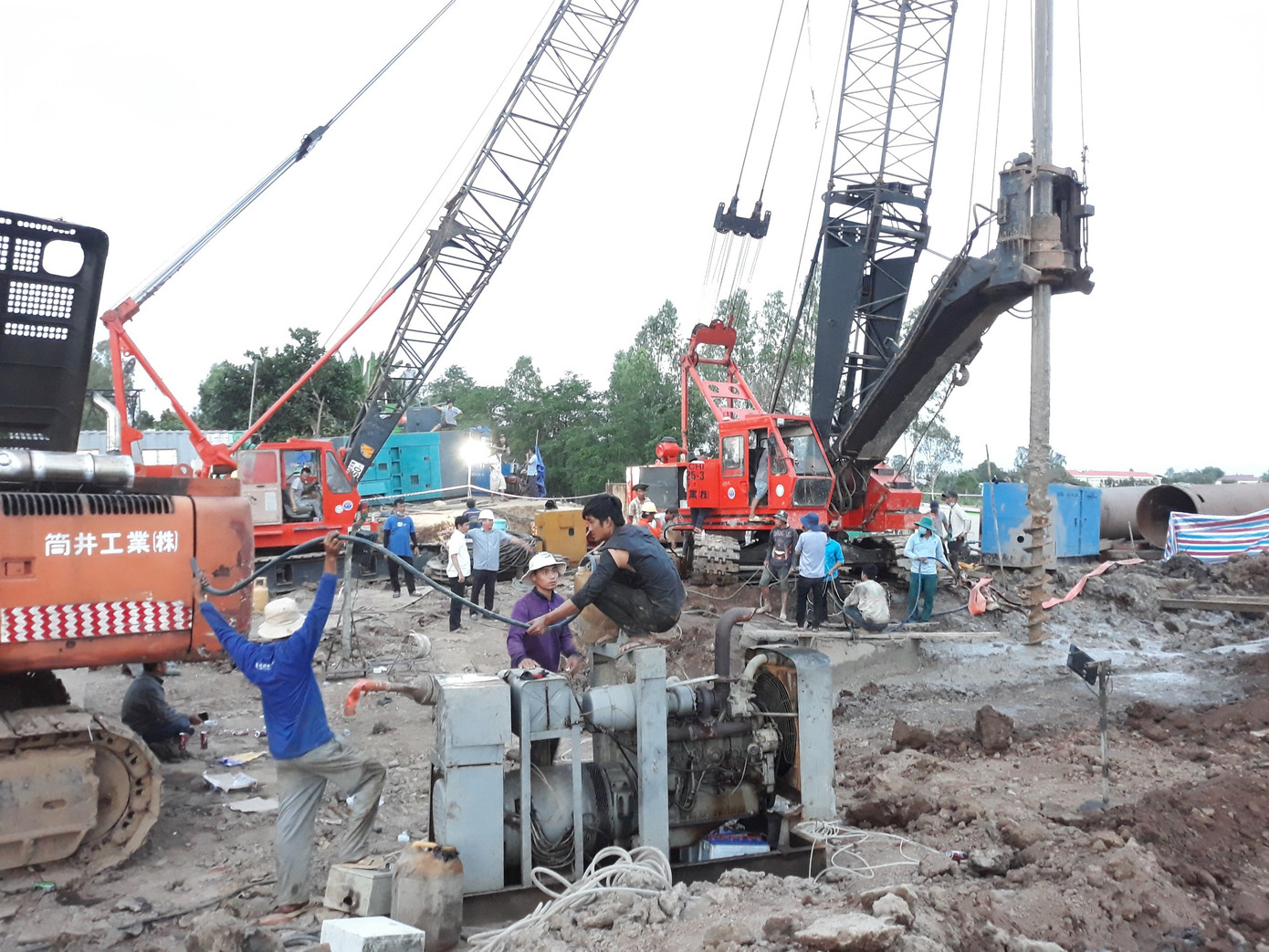 Khi khoan tiếp đạt đến độ sâu 27m, sẽ dùng các loại dây cáp đặc biệt, cột vào 3 đoạn ống trụ bê tông, sau đó cân bằng lực, trọng tâm kéo trụ bê tông – nơi cháu trai mắc kẹt lên khỏi mặt đất.