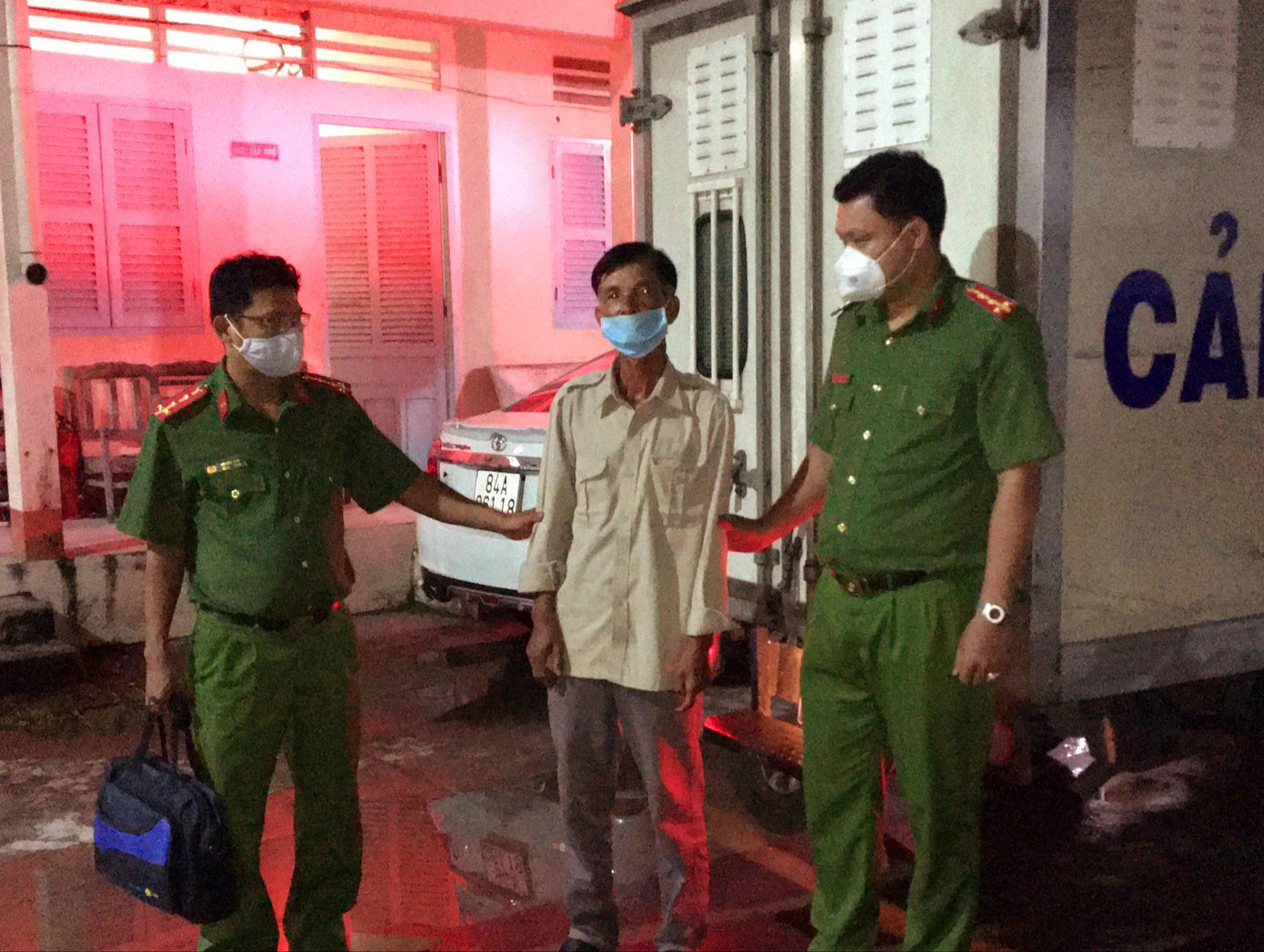 Đối tượng trốn truy nã được cơ quan công an di lý về địa phương. Ảnh: CA