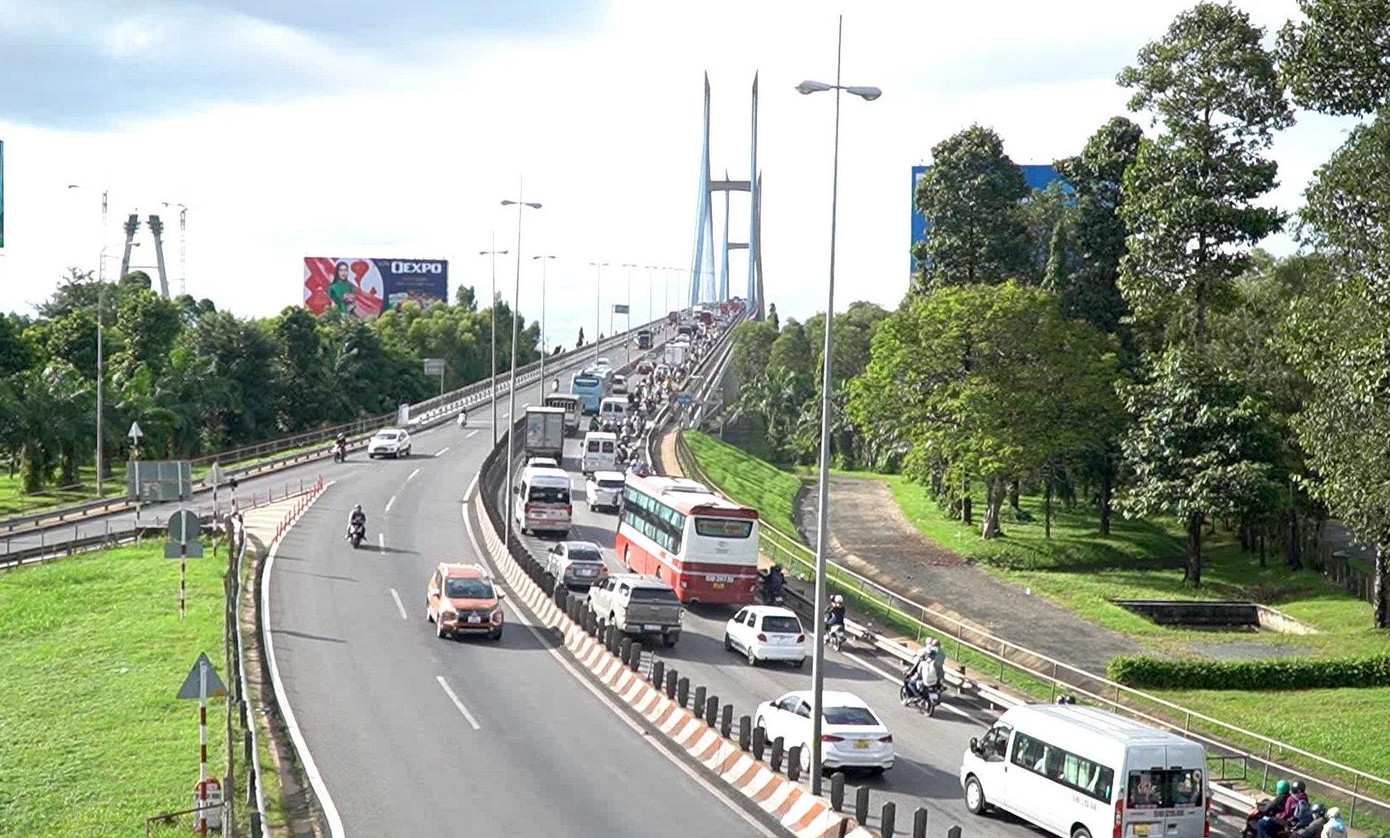 Hàng ngàn xe ô tô nối đuôi nhau, nhích từng chút một đi qua cầu Mỹ Thuận. Hàng ngàn xe ô tô nối đuôi nhau, nhích từng chút một đi qua cầu Mỹ Thuận.