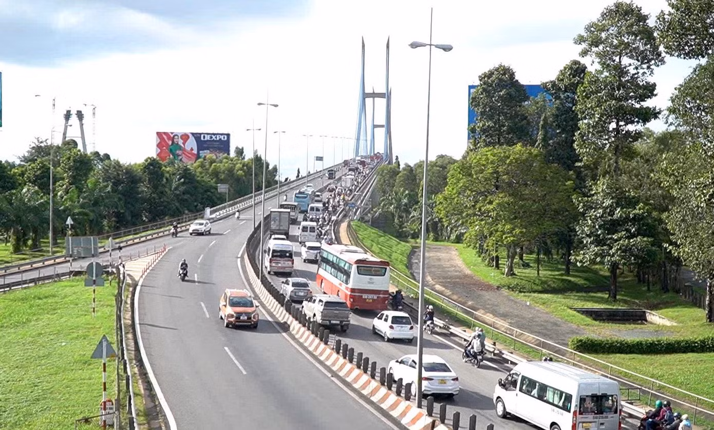Hàng ngàn xe ô tô nối đuôi nhau, nhích từng chút một đi qua cầu Mỹ Thuận.