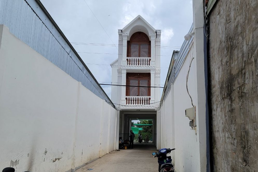 Gia chủ bỏ trống tầng 1 để làm lối đi.