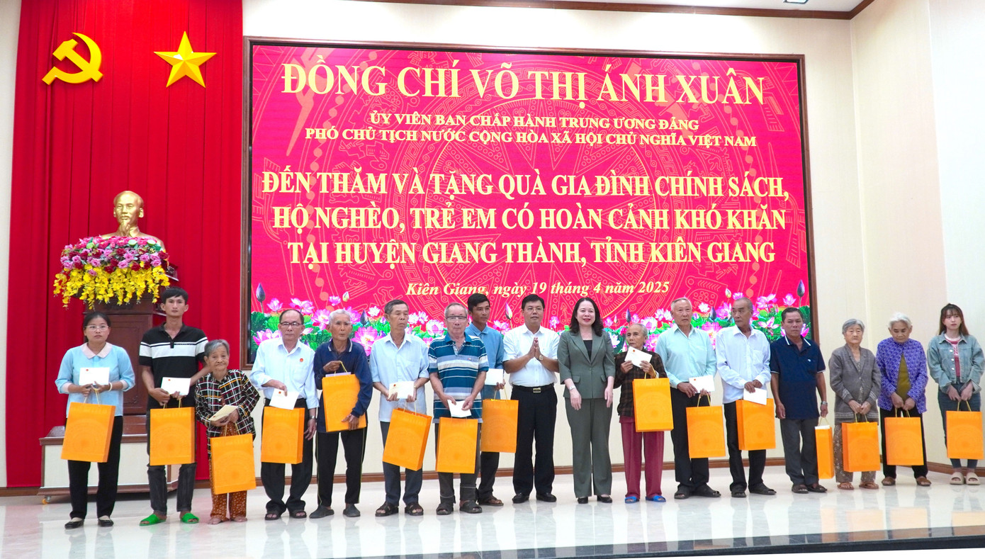 Phó Chủ tịch nước Võ Thị Ánh Xuân và Bí thư Tỉnh ủy Kiên Giang Nguyễn Tiến Hải tặng quà gia đình chính sách huyện Giang Thành.