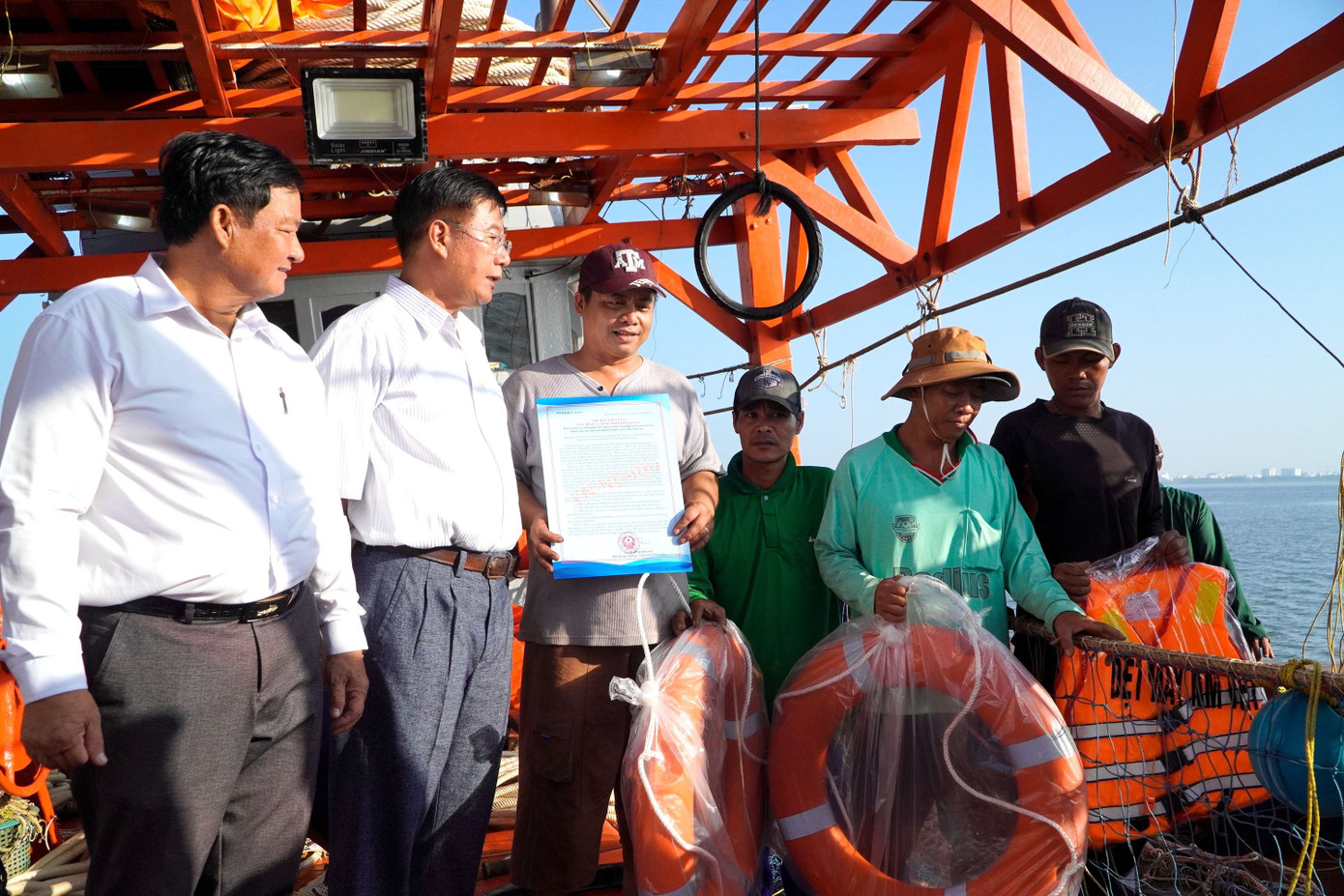 Lãnh đạo Sở NN&PTNN tỉnh Kiên Giang trao thư kêu gọi ngư dân chống vi phạm khai thác IUU. Lãnh đạo Sở NN&PTNN tỉnh Kiên Giang trao thư kêu gọi ngư dân chống vi phạm khai thác IUU.