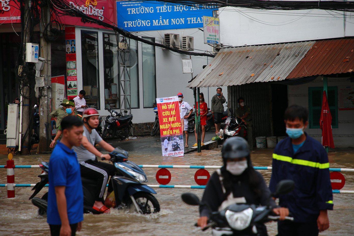 Lực lượng cứu hộ hỗ trợ xe máy bị ngập nước. Ảnh: Nhật Huy. Lực lượng cứu hộ hỗ trợ xe máy bị ngập nước. Ảnh: Nhật Huy.