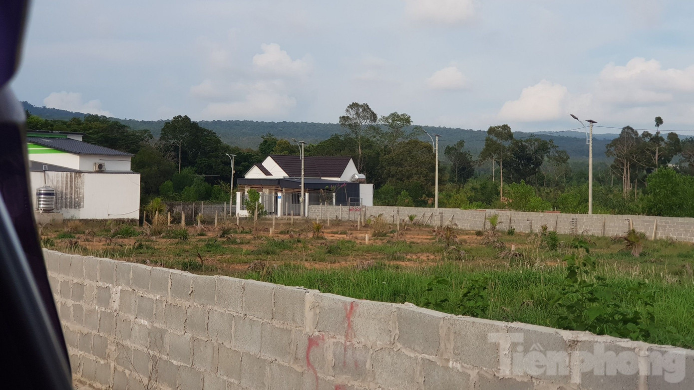 Trong vai một người mua đất nền, phóng viên gặp một người phụ nữ giới thiệu tên D., có nhà tại khu vực này. Thấy chúng tôi hỏi mua đất, bà D. dẫn đến lô đất rộng hơn 200m2 được rào chắn xung quanh kiên cố. Khi được hỏi pháp lý của những lô đất này, bà D. cho biết, mua lại từ của Công ty LHĐ, đất không có giấy tờ. “Nếu anh muốn mua, tôi bán lại với giá 800 triệu đồng/nền hơn 200m2. Giấy tờ thì không có, chỉ viết giấy tay thôi. Tôi cam kết đất này không tranh chấp với ai. Còn các anh không mua đất, tôi có nhà cấp 4 vừa mới xây, bán anh giá 1,1 tỷ”, bà D. giới thiệu.