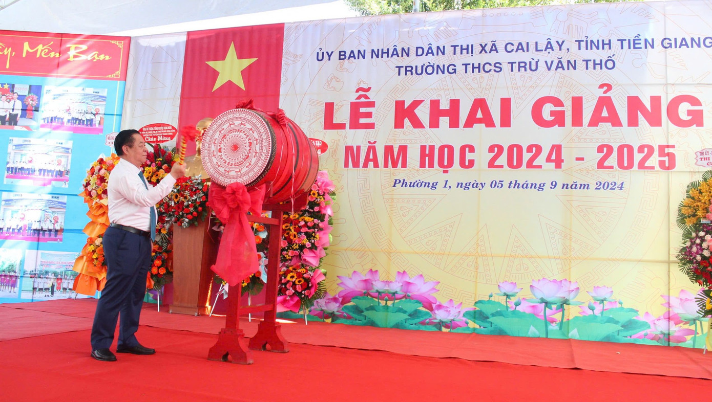 Trưởng Ban Tuyên giáo Trung ương - Nguyễn Trọng Nghĩa đánh trống khai giảng năm học mới.