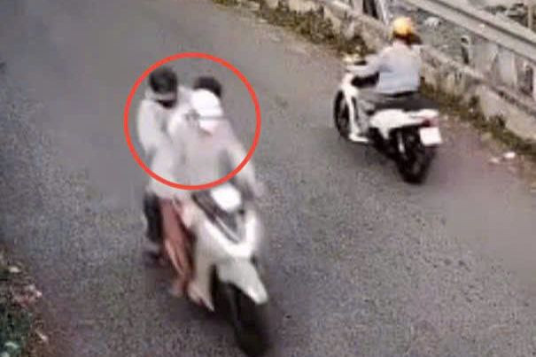 Ba đối tượng thực hiện hành vi cướp giật tài sản của cặp vợ chồng đi xe máy. Ảnh do camera người dân cung cấp.