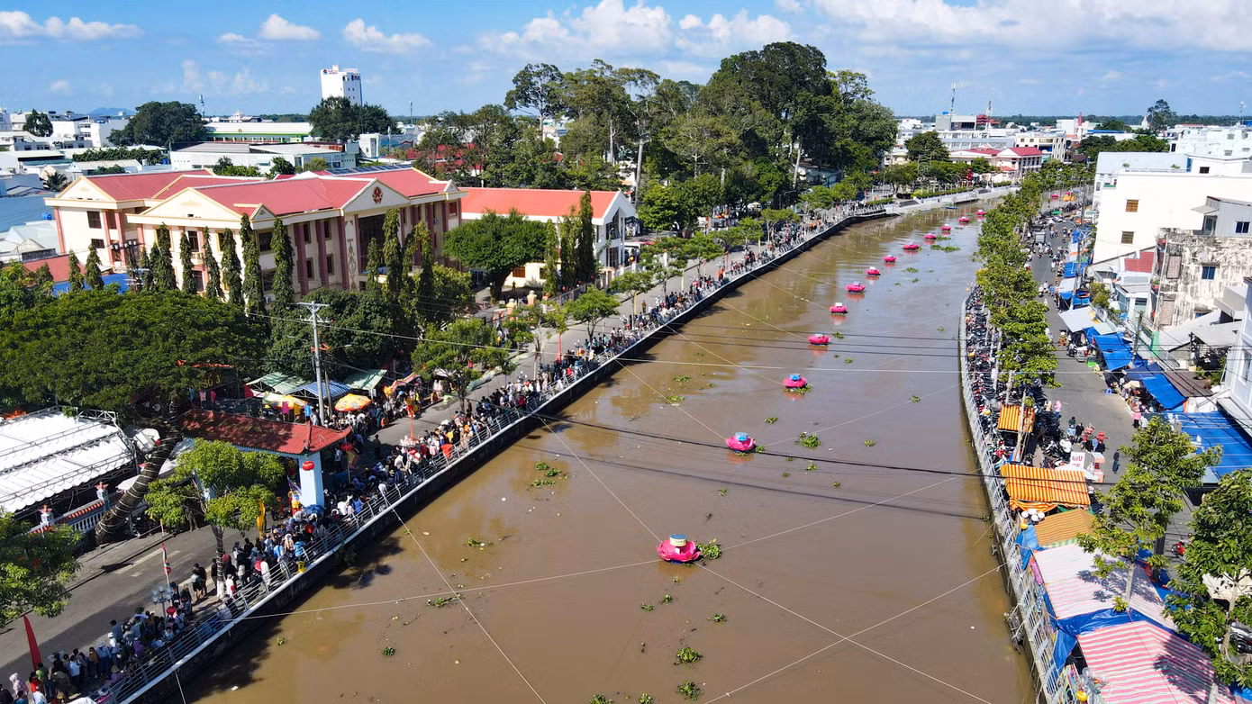 Lễ hội Đình thần Nguyễn Trung Trực là lễ hội văn hóa truyền thống lớn nhất của tỉnh Kiên Giang, hằng năm thu hút trên 1 triệu lượt du khách. Qua đó hướng đến bảo vệ, phát huy các giá trị văn hóa phi vật thể gắn phát triển thương hiệu và tăng cường quảng bá hình ảnh đất nước, con người TP. Rạch Giá nói riêng, tỉnh Kiên Giang nói chung đến du khách trong và ngoài nước. Ảnh: Phương Vũ.